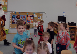 Dzieci z grupy III szukają prezentów od MIkołaja pod swoją choinką